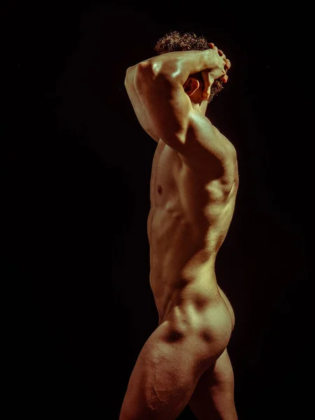 一个赤裸英俊的肌肉男子的画像 他的腿上覆盖着赤裸的裤腿 面容憔悴 他的身体暴露了 没有衣服 形成了一个诱人而诱人的形象 — 图库照片