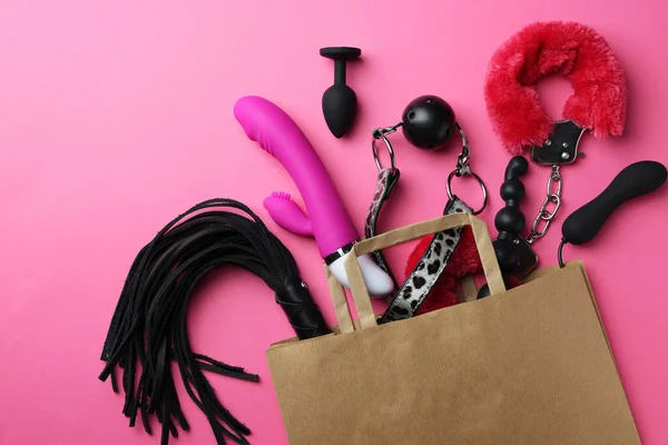 Paper Shopping Bag Med Olika Sexleksaker Rosa Bakgrund Flat Lay — Stockfoto