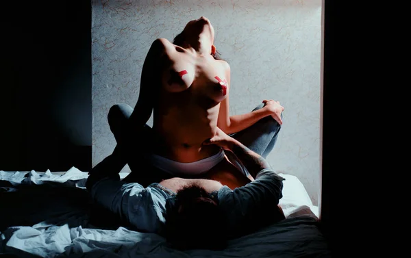 아가씨 랑자는 관계를 지배하는 마사지 사랑하는 로맨스 연인들 침대에서 — 스톡 사진