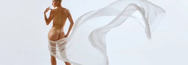 관능적 뒤보기 초상화 투명한 직물에 떠있는 엉덩이 여성의 에너지 예술의 — 스톡 사진
