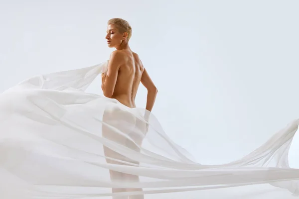 Göğüs Kalça Kalçalarında Saydam Beyaz Kumaş Olan Çıplak Kadın Vücudunun — Stok fotoğraf