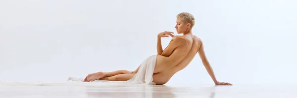 リアビュー ライトスタジオの背景に透明な布で床に若い美しい裸の女性にフィットします 女性らしさ 体の自然な美しさ 女性の健康 化粧品の概念 Adのためのバナー ポスター — ストック写真