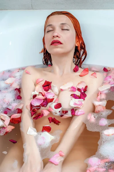 Hermosa Mujer Acostada Baño Blanco Pétalos Rosa Agua Relajación Tratamientos — Foto de Stock