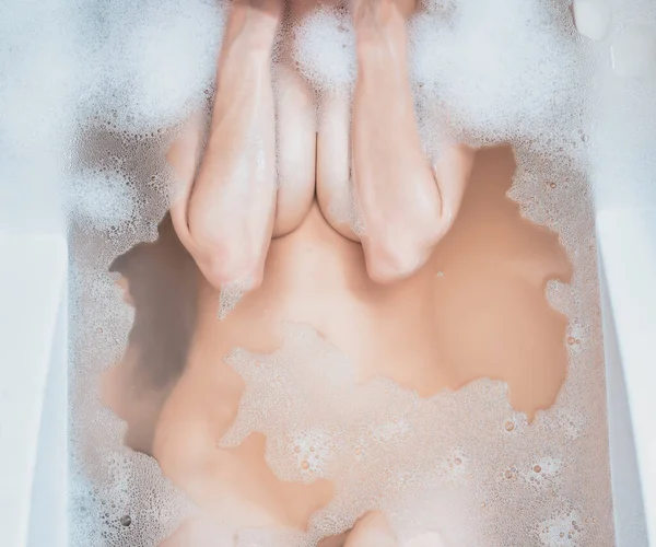Cuerpo Delgado Una Mujer Baño Espuma Jabón Lavable Relajarse — Foto de Stock